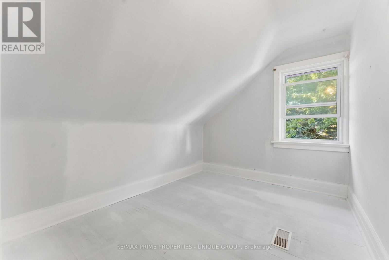 52 Long Branch Avenue, Toronto, Ontario  M8W 3J2 - Photo 21 - W12459809