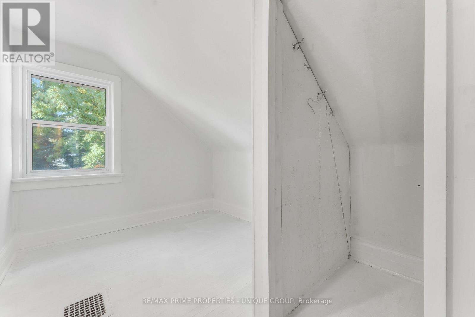52 Long Branch Avenue, Toronto, Ontario  M8W 3J2 - Photo 23 - W12459809
