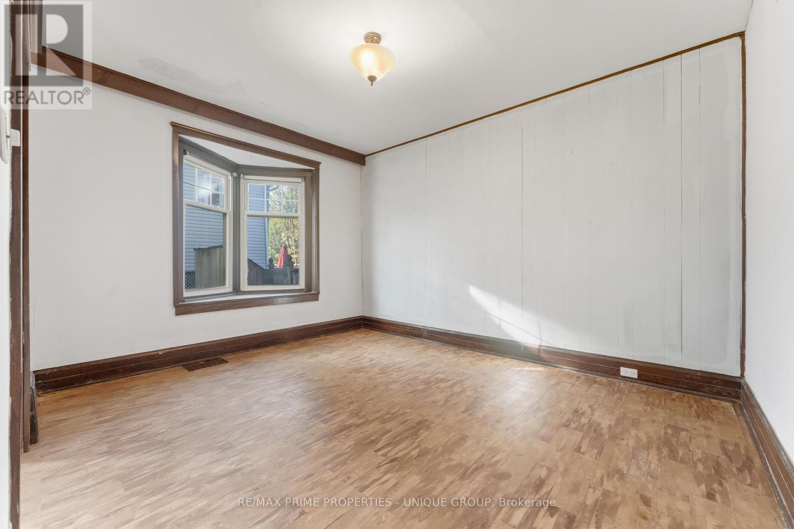 52 Long Branch Avenue, Toronto, Ontario  M8W 3J2 - Photo 4 - W12459809
