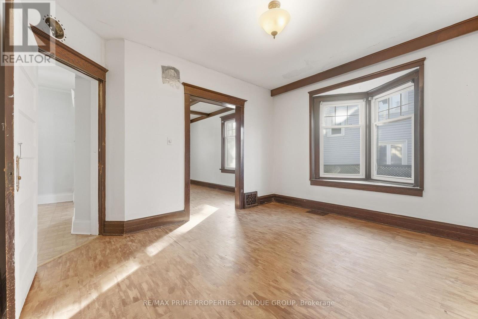 52 Long Branch Avenue, Toronto, Ontario  M8W 3J2 - Photo 5 - W12459809