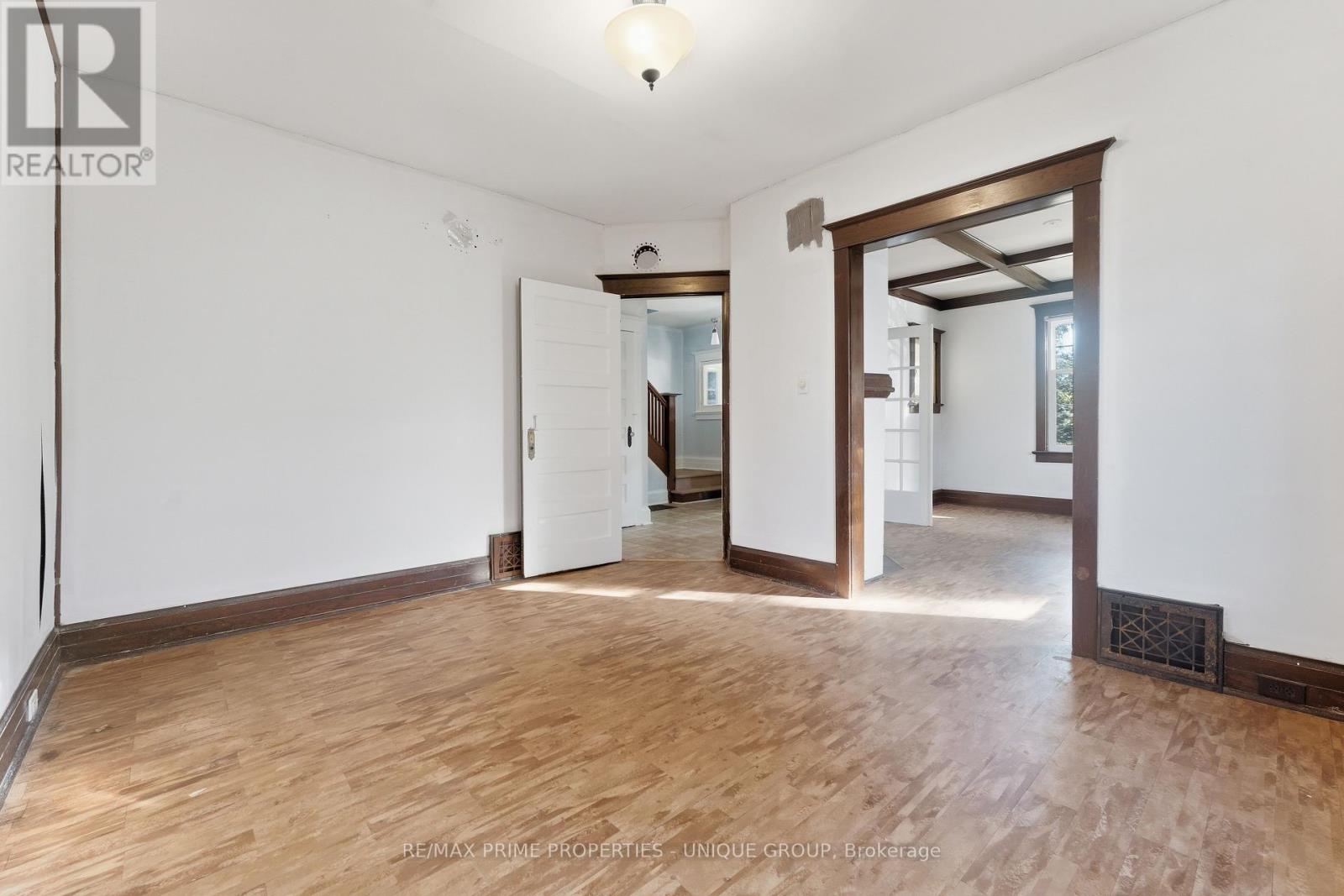 52 Long Branch Avenue, Toronto, Ontario  M8W 3J2 - Photo 6 - W12459809