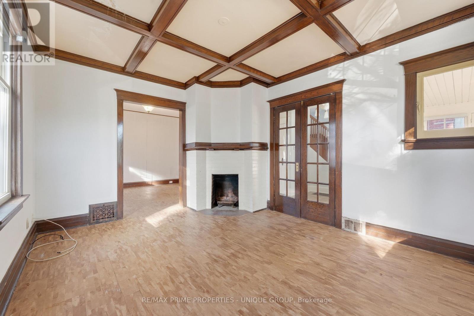 52 Long Branch Avenue, Toronto, Ontario  M8W 3J2 - Photo 7 - W12459809