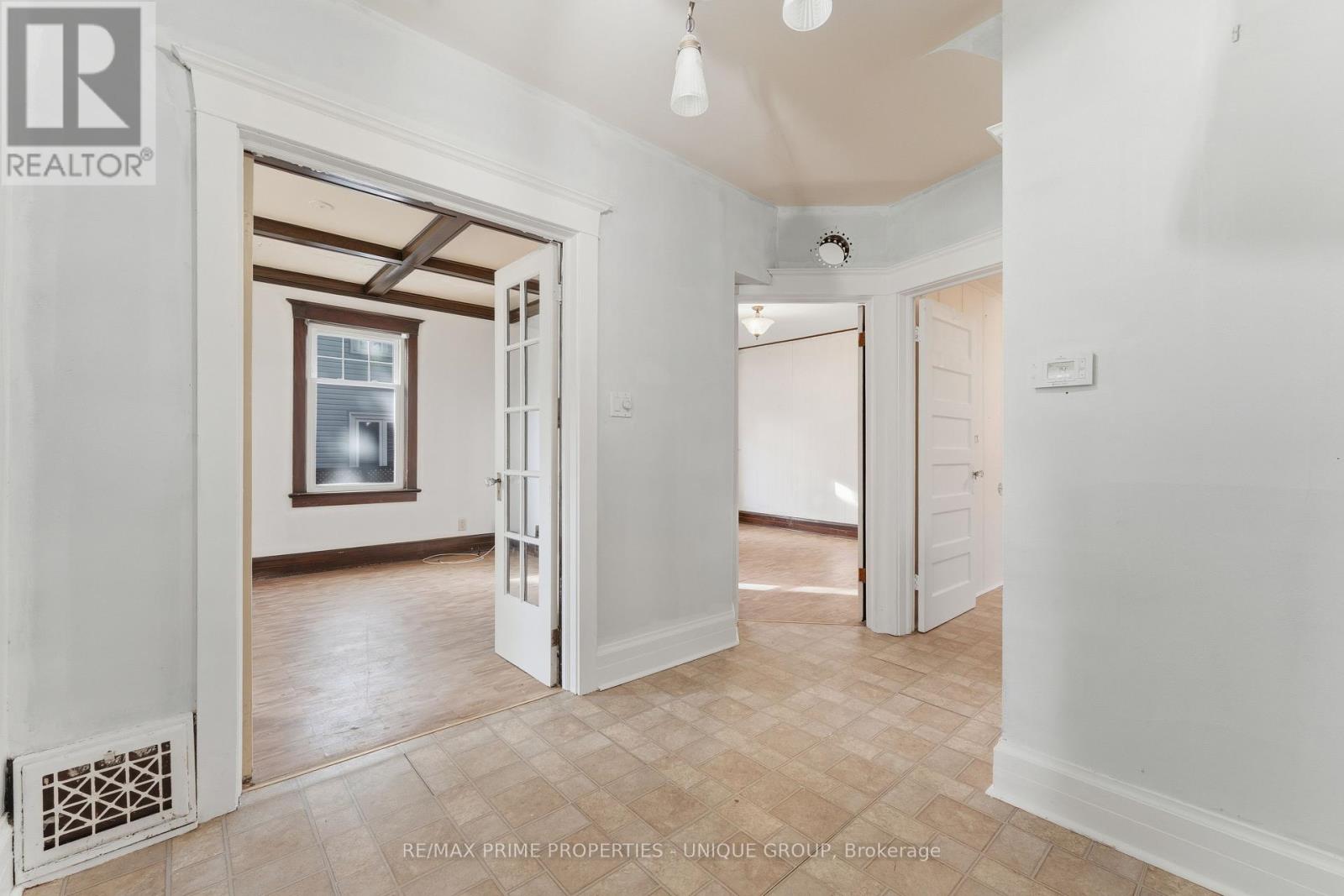 52 Long Branch Avenue, Toronto, Ontario  M8W 3J2 - Photo 9 - W12459809