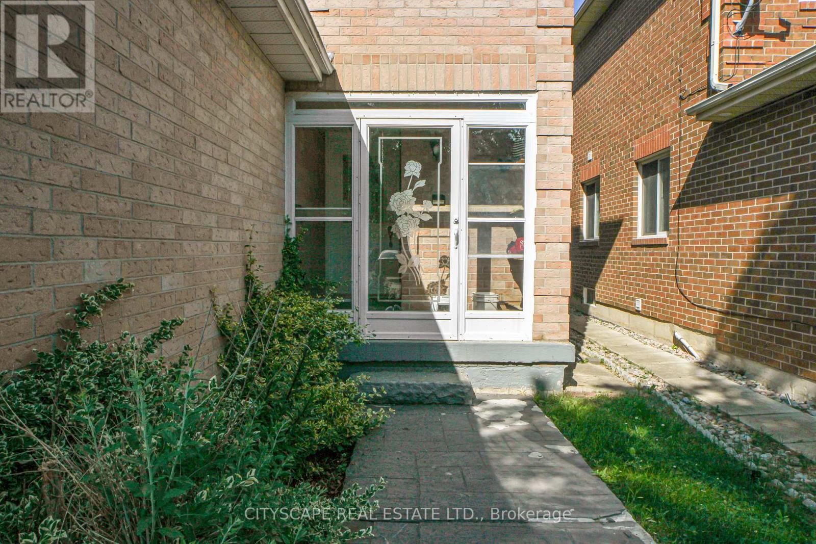 35 Letty Avenue, Brampton, Ontario  L6Y 4T3 - Photo 4 - W12459883