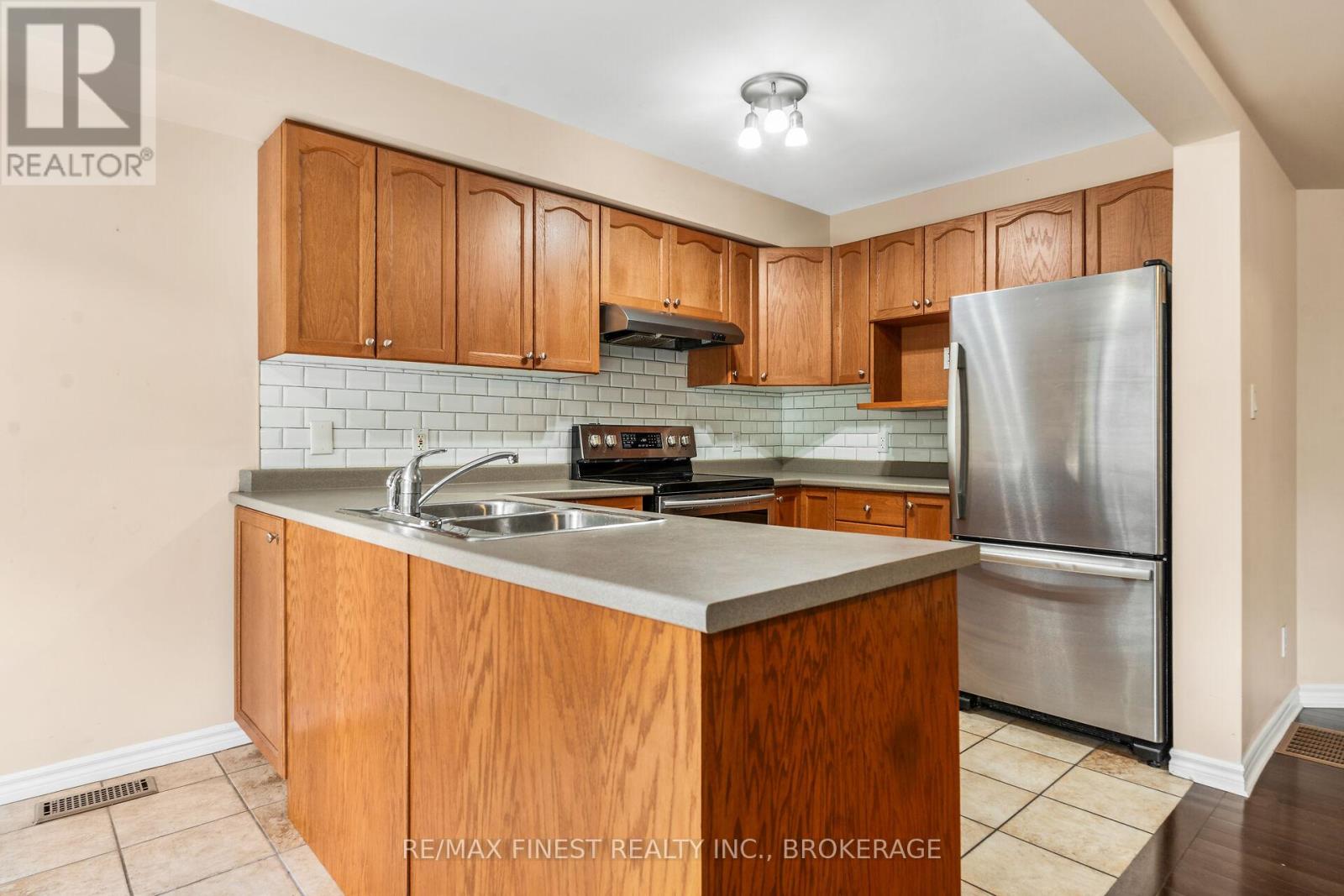 698 Maclean Court, Kingston, Ontario  K7K 7L8 - Photo 10 - X12460031