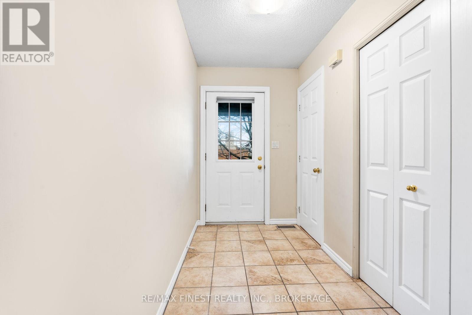 698 Maclean Court, Kingston, Ontario  K7K 7L8 - Photo 4 - X12460031