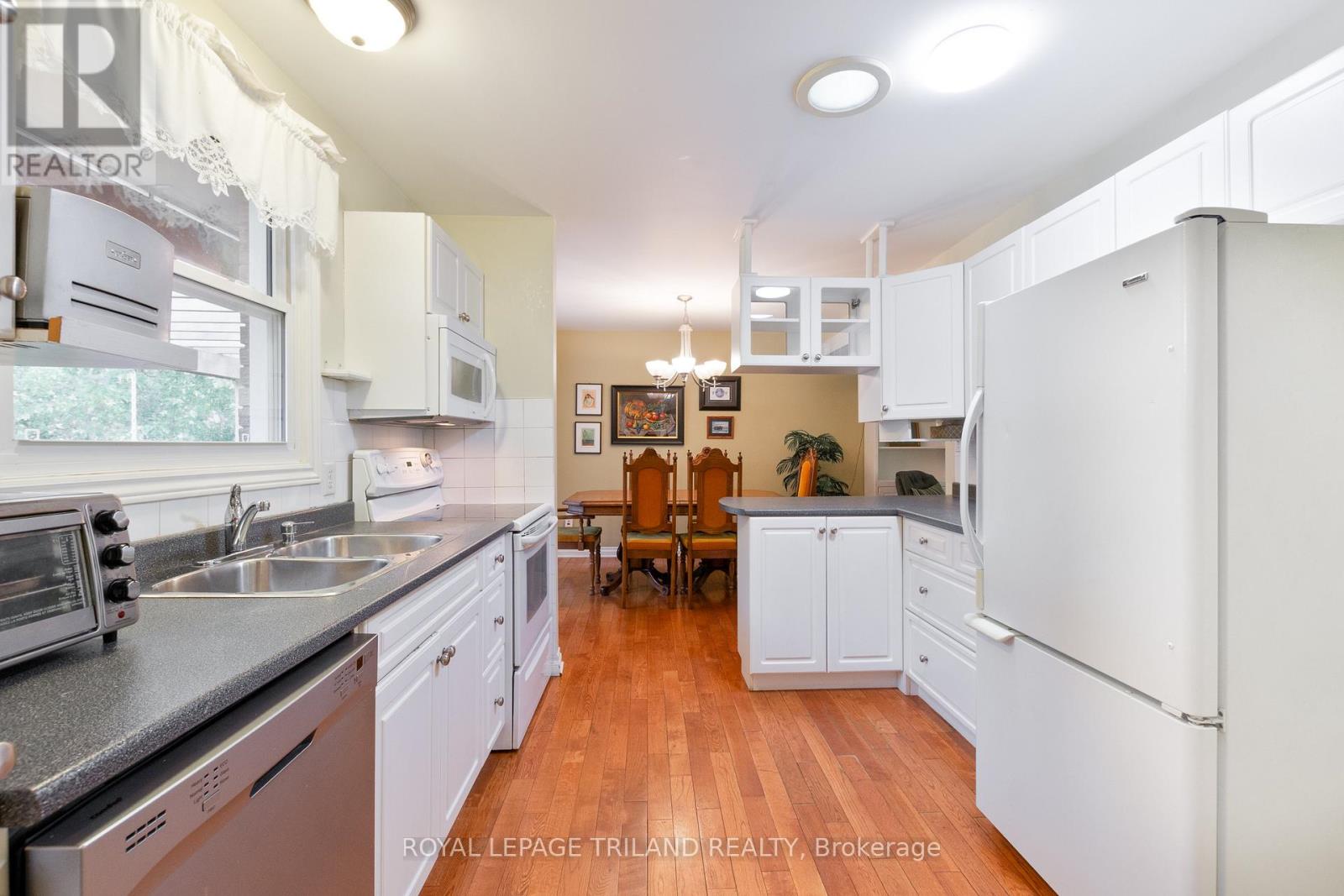 725 St Stephens Drive, London South (South Y), Ontario  N6E 1V6 - Photo 18 - X12460051
