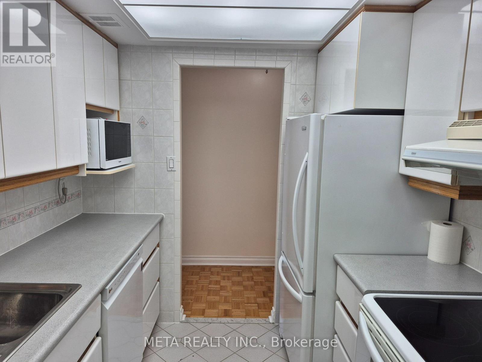 910 - 1535 Lakeshore Road E, Mississauga, Ontario  L5E 3E2 - Photo 4 - W12459655