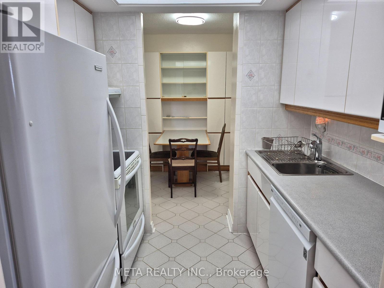 910 - 1535 Lakeshore Road E, Mississauga, Ontario  L5E 3E2 - Photo 3 - W12459655