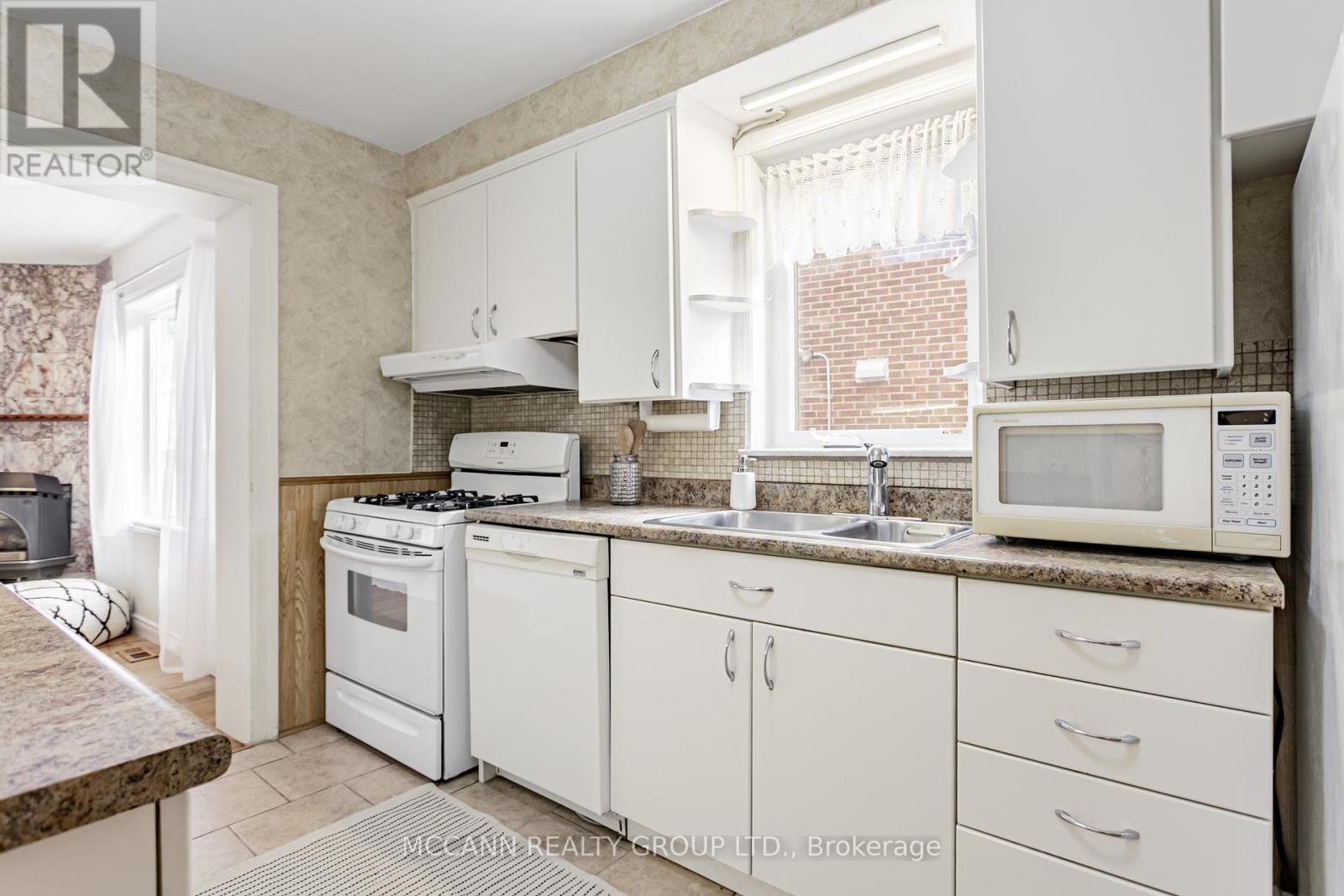 52 Thursfield Crescent, Toronto, Ontario  M4G 2N5 - Photo 10 - C12459938