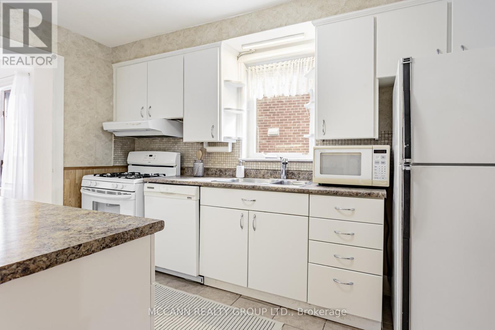 52 Thursfield Crescent, Toronto, Ontario  M4G 2N5 - Photo 11 - C12459938
