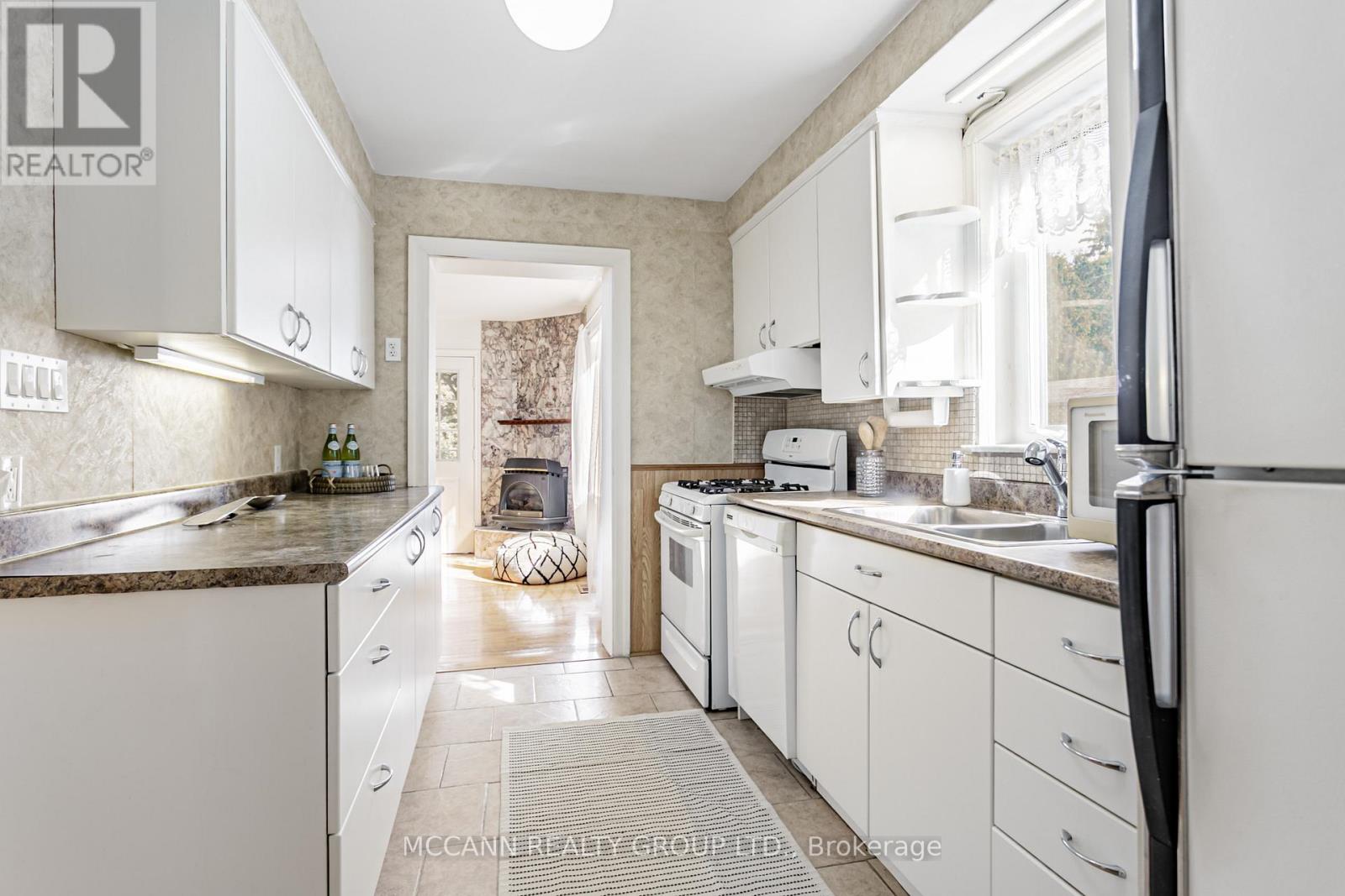 52 Thursfield Crescent, Toronto, Ontario  M4G 2N5 - Photo 12 - C12459938
