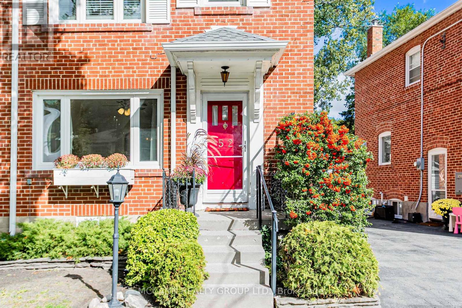52 Thursfield Crescent, Toronto, Ontario  M4G 2N5 - Photo 3 - C12459938