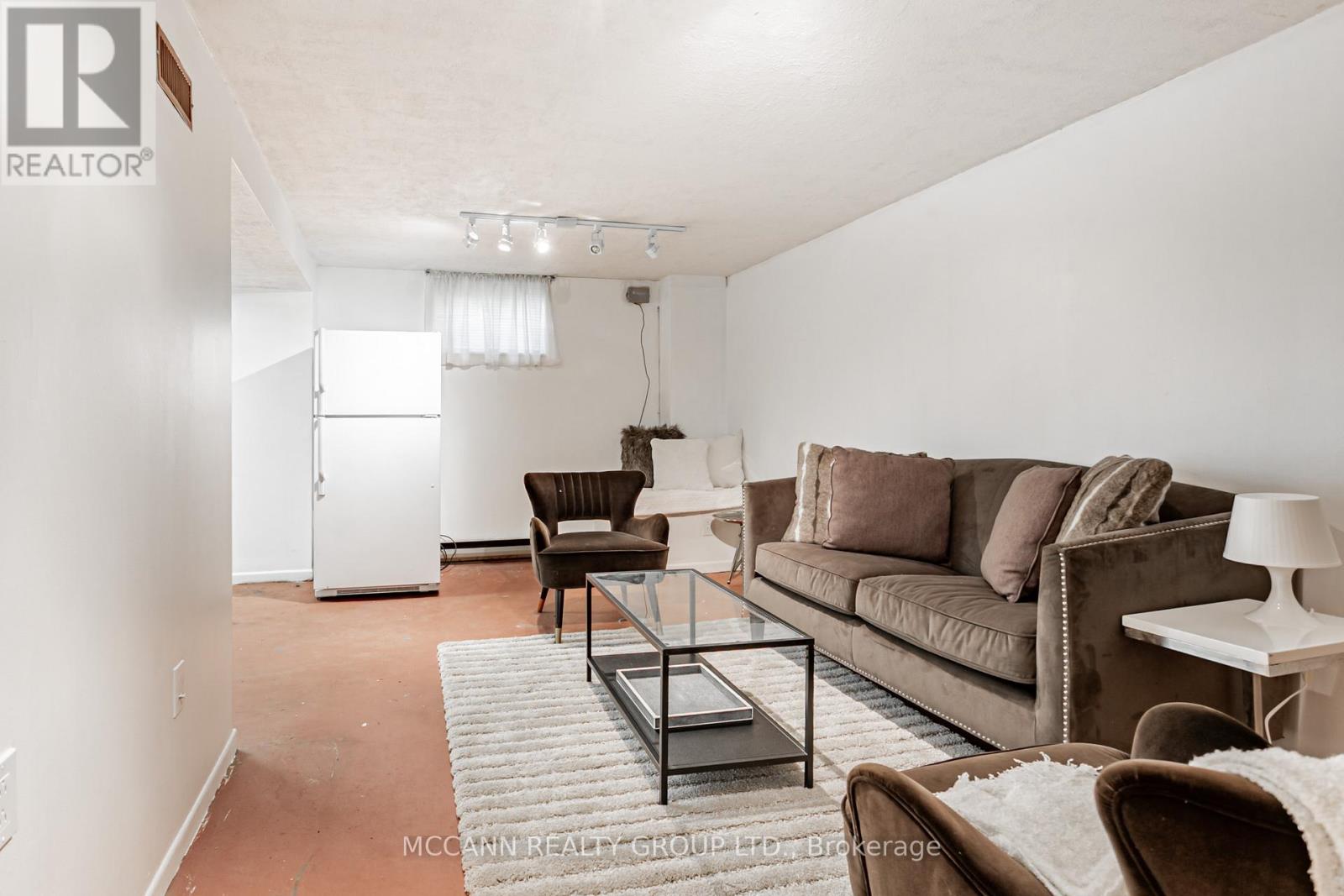 52 Thursfield Crescent, Toronto, Ontario  M4G 2N5 - Photo 32 - C12459938