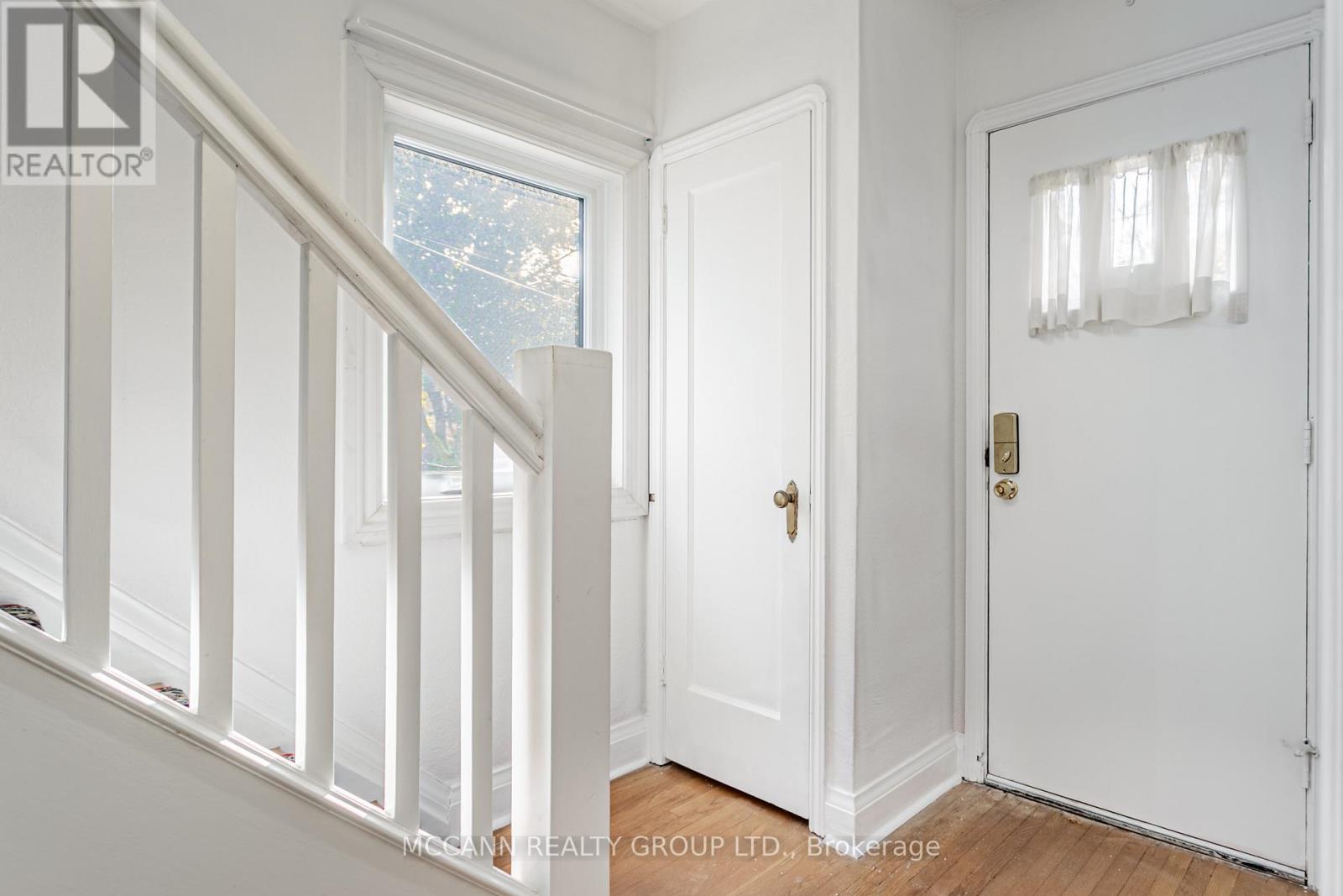 52 Thursfield Crescent, Toronto, Ontario  M4G 2N5 - Photo 4 - C12459938
