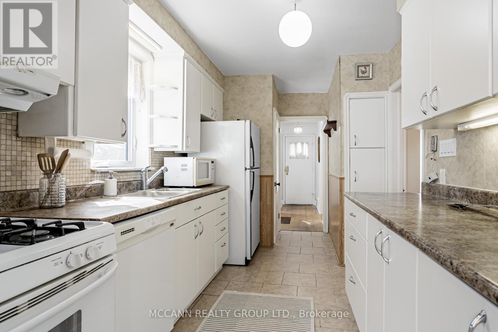 52 Thursfield Crescent, Toronto, Ontario  M4G 2N5 - Photo 8 - C12459938