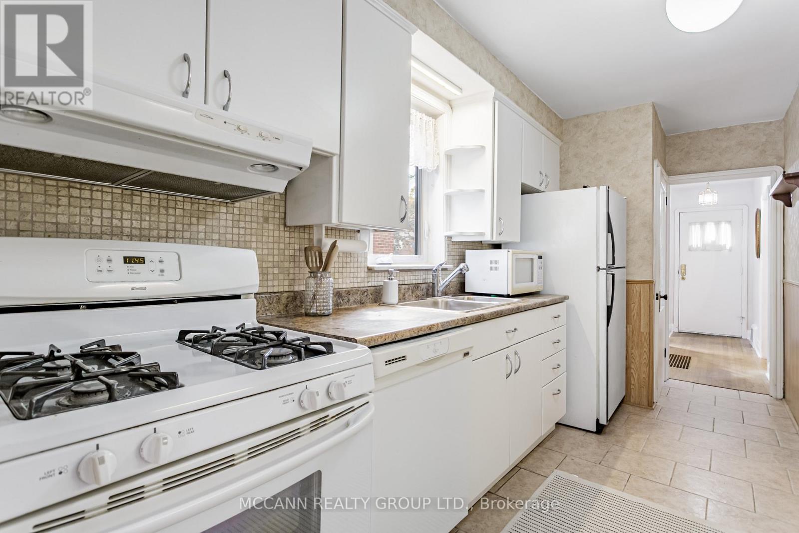 52 Thursfield Crescent, Toronto, Ontario  M4G 2N5 - Photo 9 - C12459938