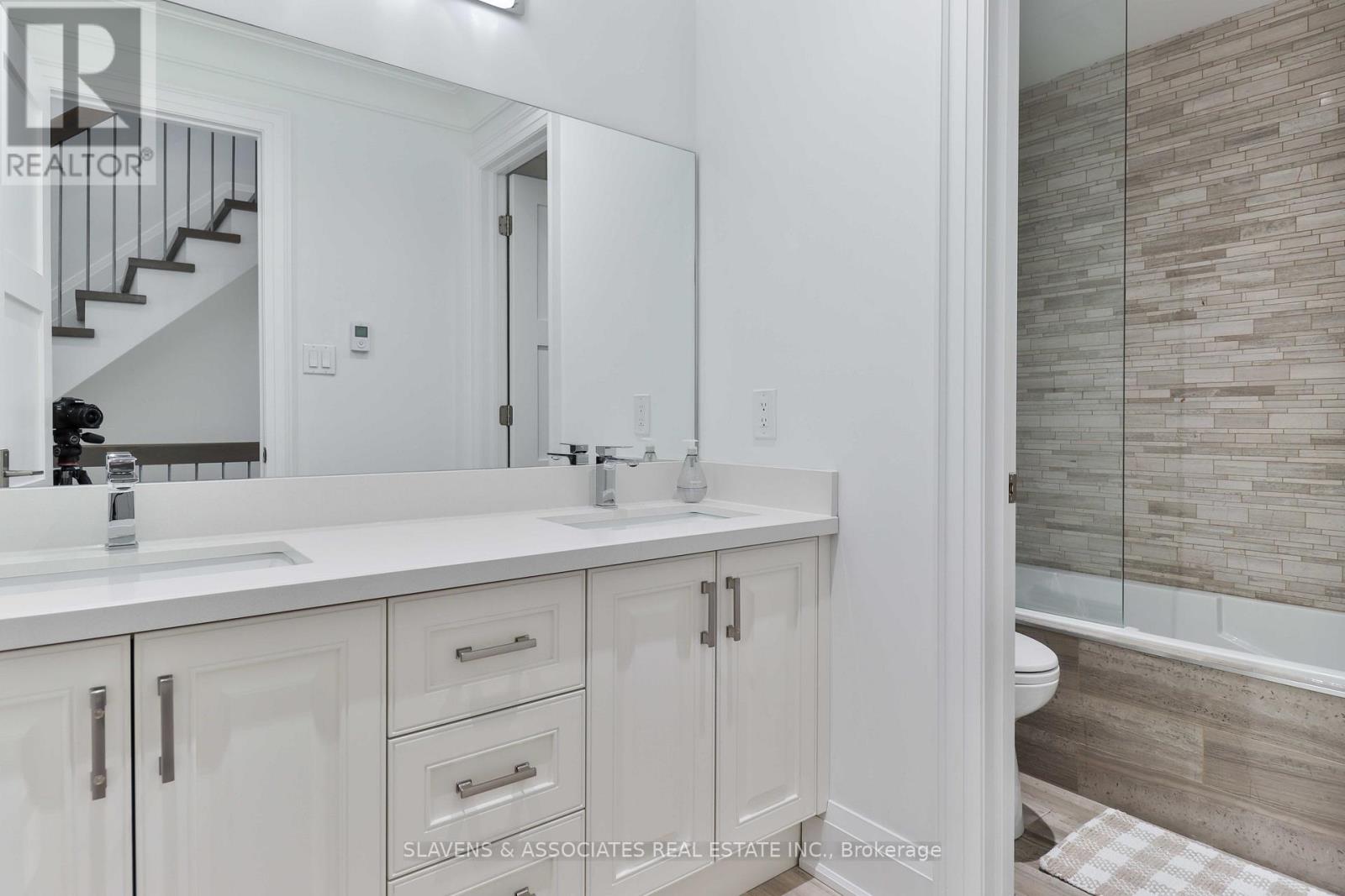 51b Burnaby Boulevard, Toronto, Ontario  M5N 1G3 - Photo 16 - C12459956