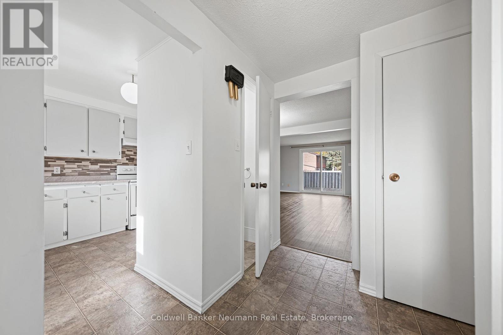 19 - 539 Willow Road, Guelph, Ontario  N1H 7G3 - Photo 4 - X12460190