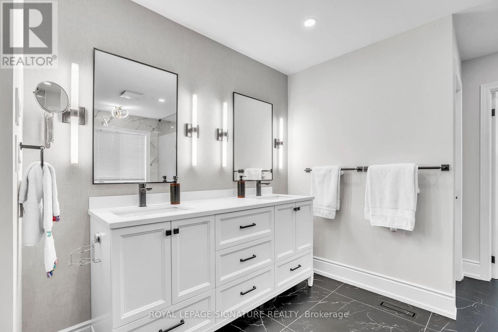 1067 Ivsbridge Boulevard, Newmarket (Stonehaven-Wyndham), Ontario  L3X 1N3 - Photo 22 - N12459978