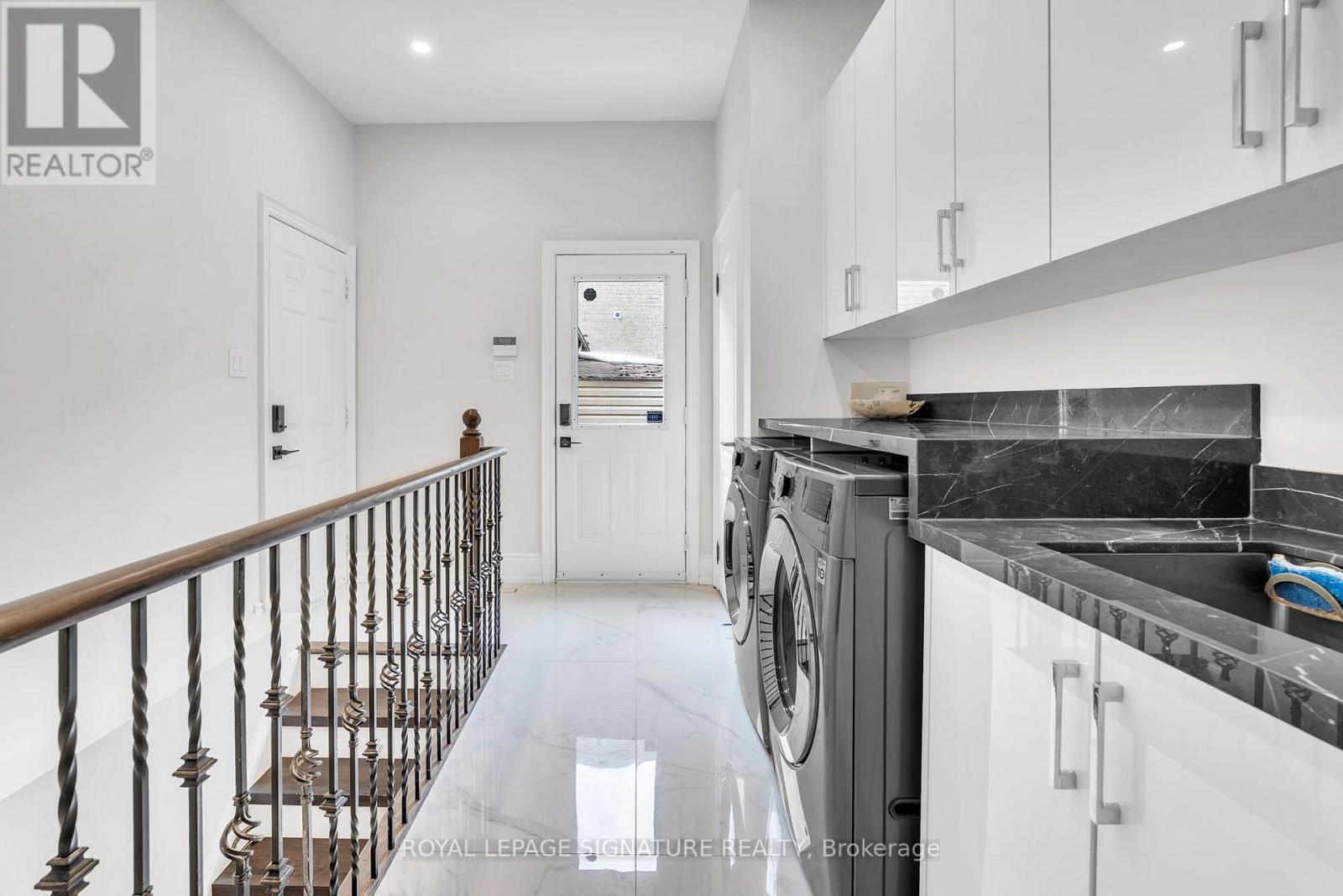1067 Ivsbridge Boulevard, Newmarket (Stonehaven-Wyndham), Ontario  L3X 1N3 - Photo 32 - N12459978