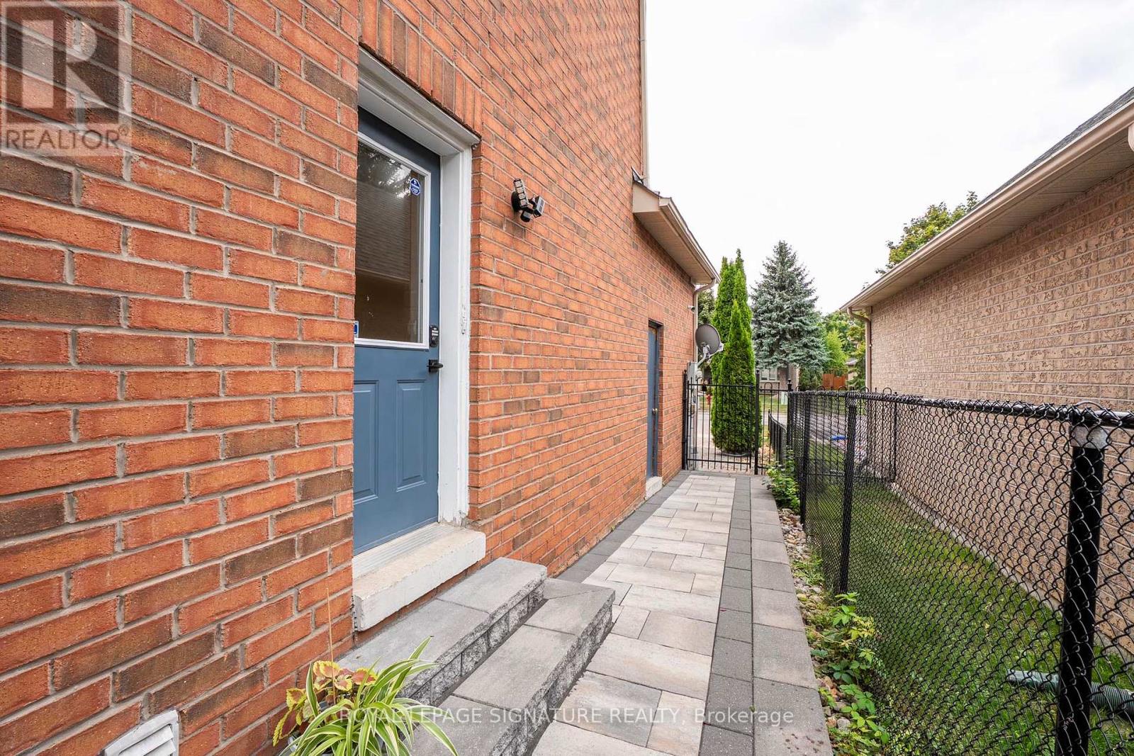 1067 Ivsbridge Boulevard, Newmarket (Stonehaven-Wyndham), Ontario  L3X 1N3 - Photo 47 - N12459978