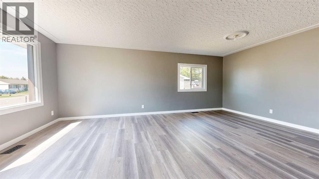 Property at 9514 99 Avenue image 4