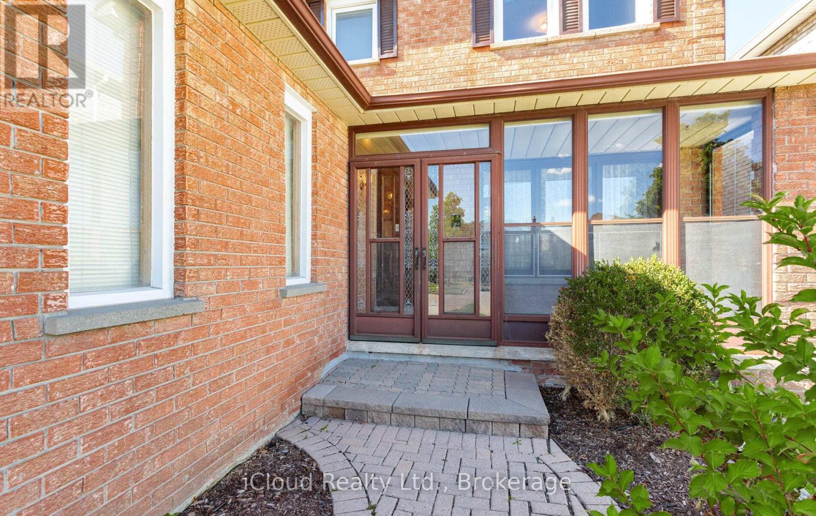 73 Blackmere Circle, Brampton, Ontario  L6W 4B6 - Photo 4 - W12459920