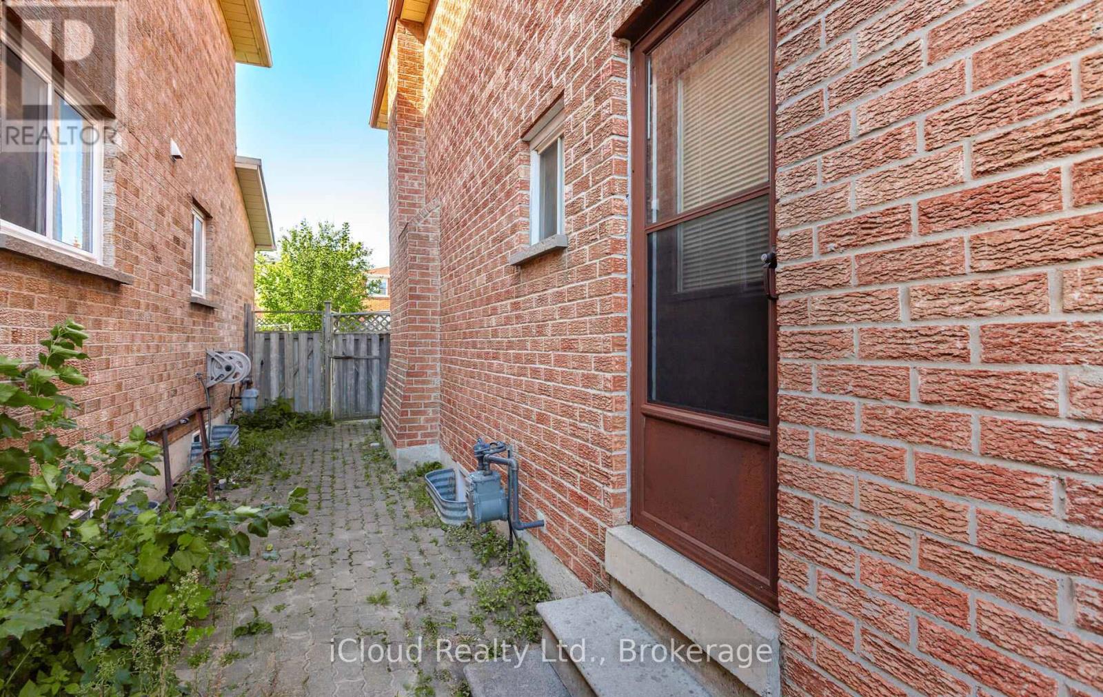 73 Blackmere Circle, Brampton, Ontario  L6W 4B6 - Photo 46 - W12459920