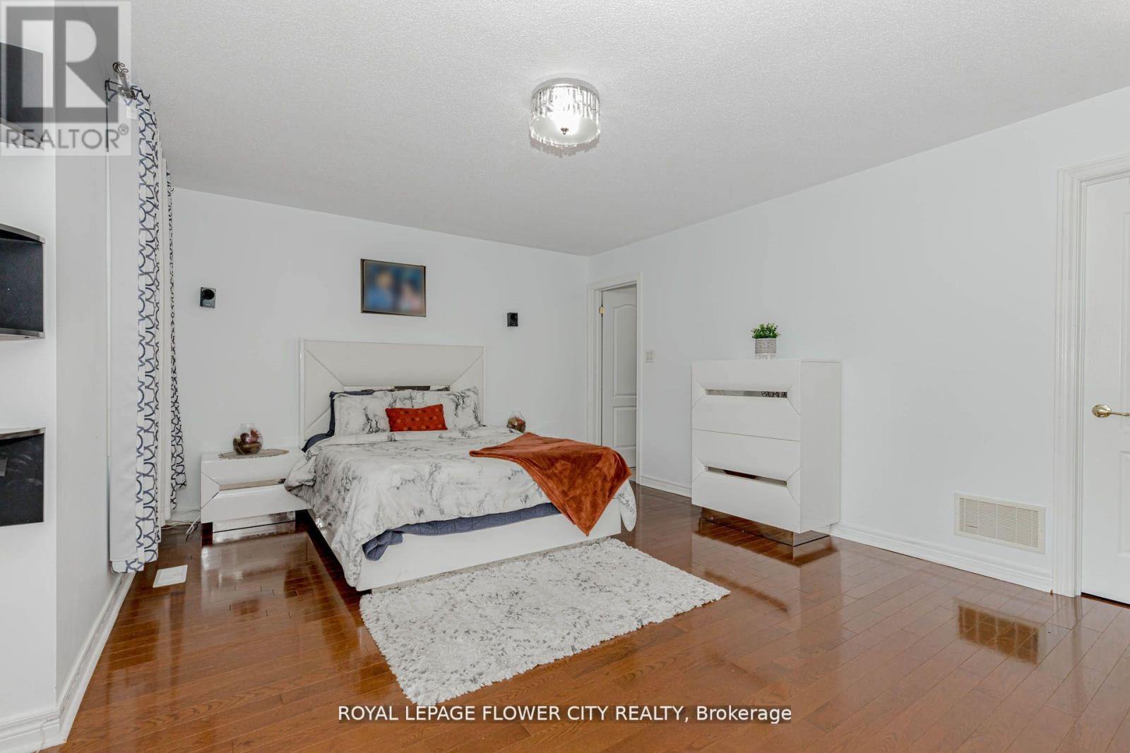 11 Vintonridge Drive, Brampton (Bram East), Ontario  L6P 2T8 - Photo 8 - W12460009