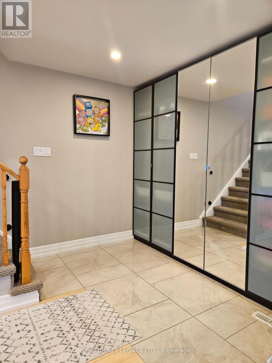 1298 Valerie Crescent, Oakville, Ontario  L6J 7E5 - Photo 4 - W12460012