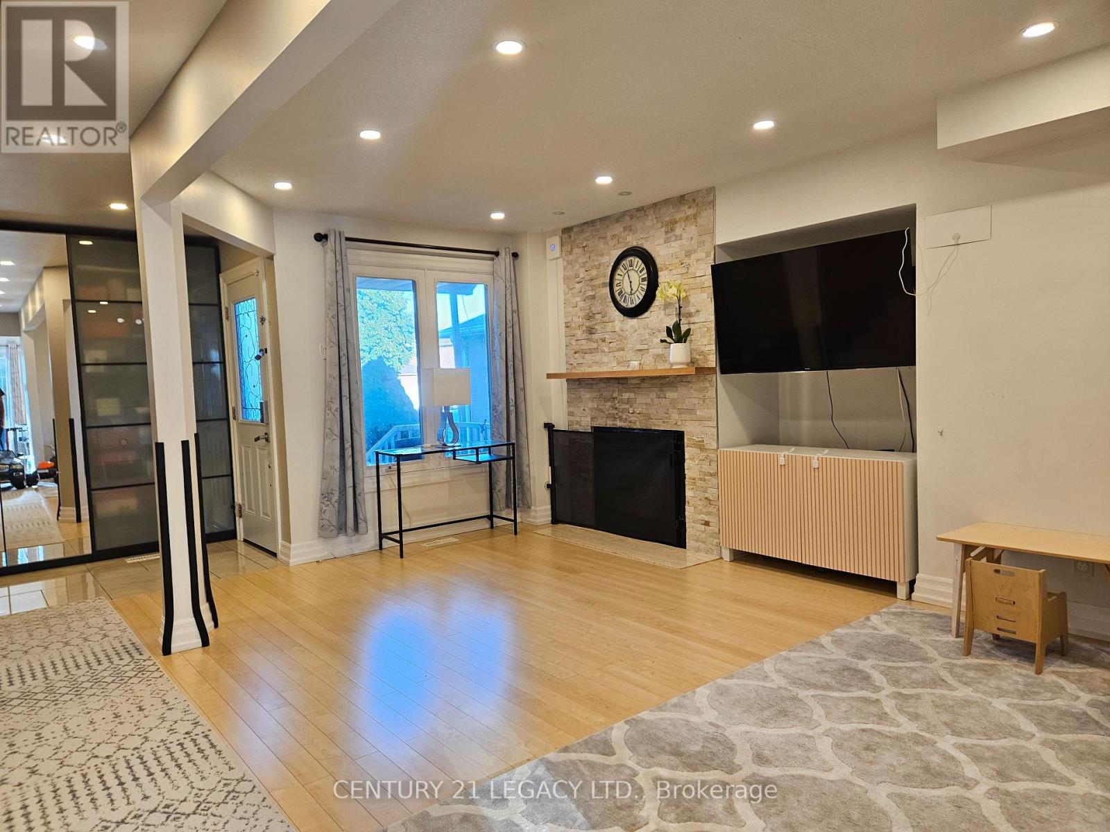 1298 Valerie Crescent, Oakville, Ontario  L6J 7E5 - Photo 5 - W12460012
