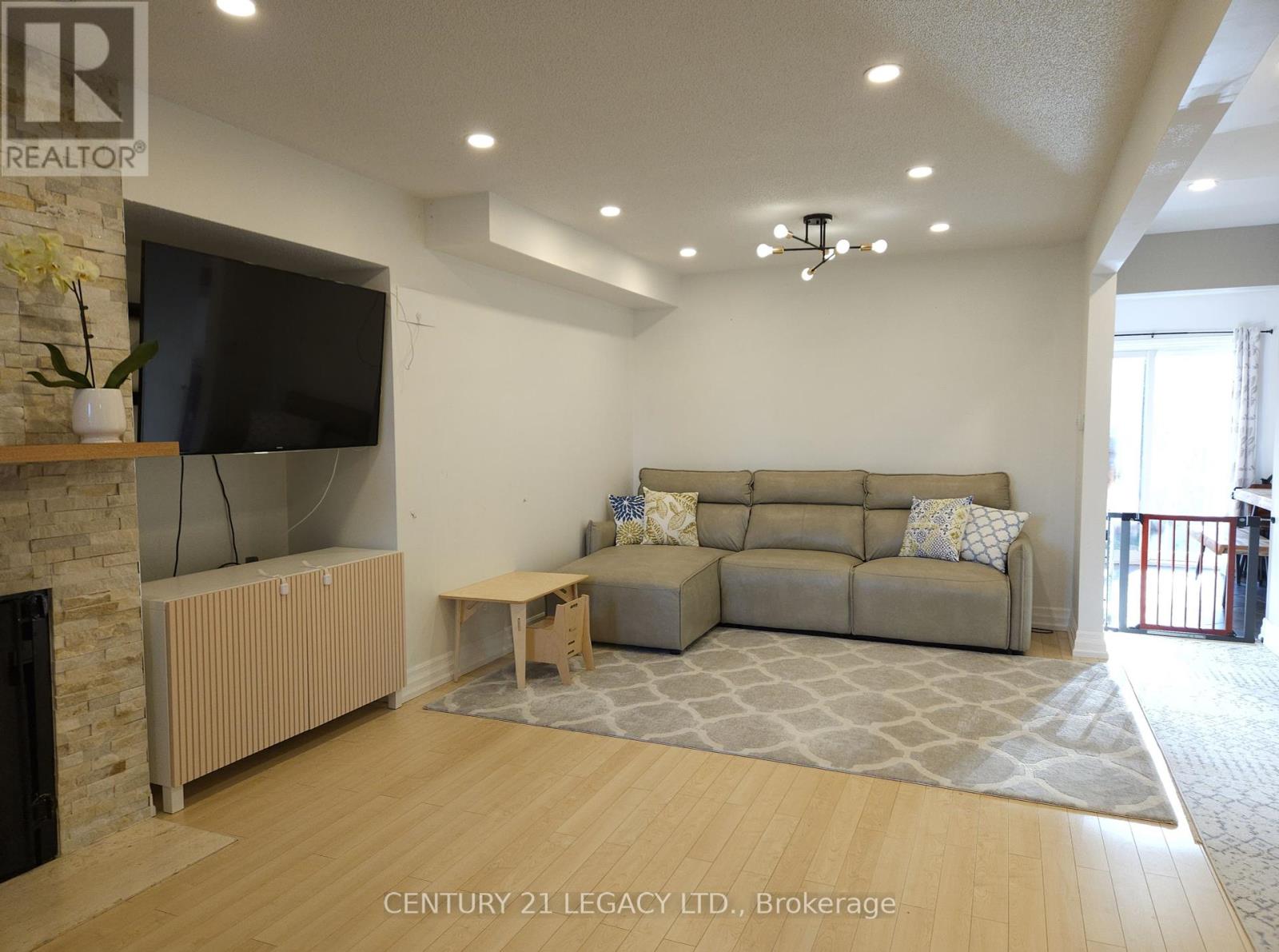 1298 Valerie Crescent, Oakville, Ontario  L6J 7E5 - Photo 6 - W12460012