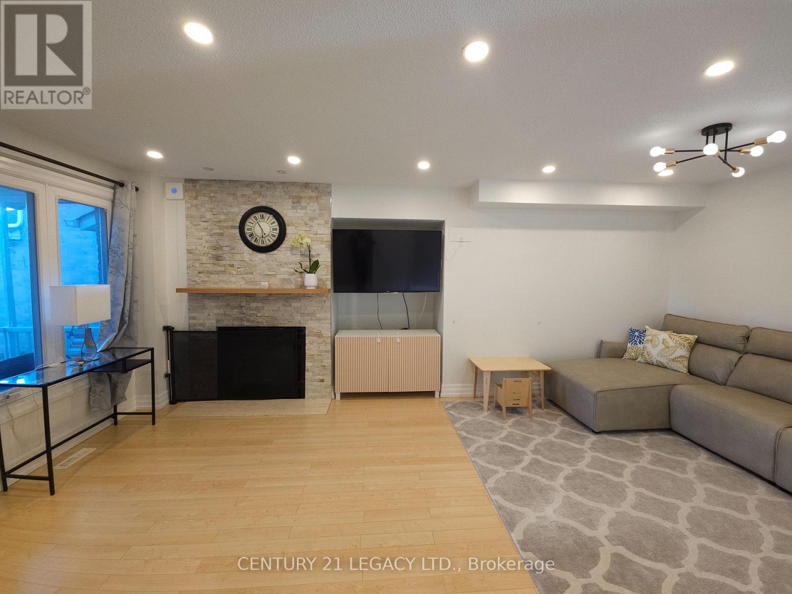 1298 Valerie Crescent, Oakville, Ontario  L6J 7E5 - Photo 7 - W12460012