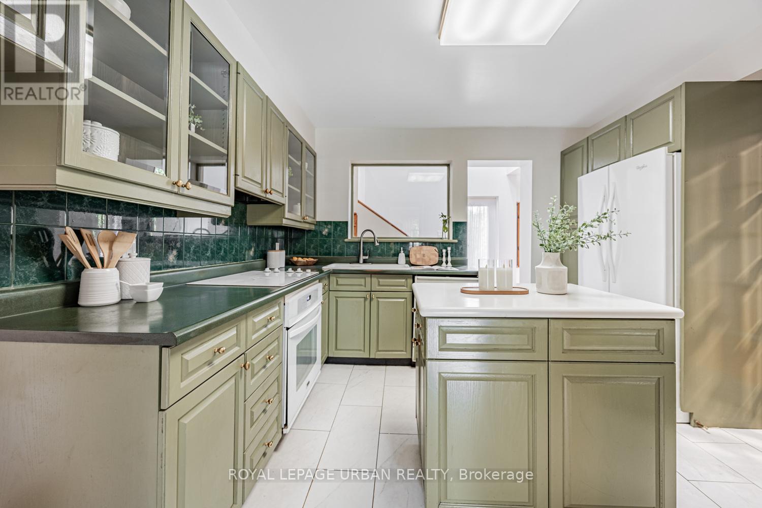 206 Sloane Avenue, Toronto, Ontario  M4A 2C6 - Photo 10 - C12460094