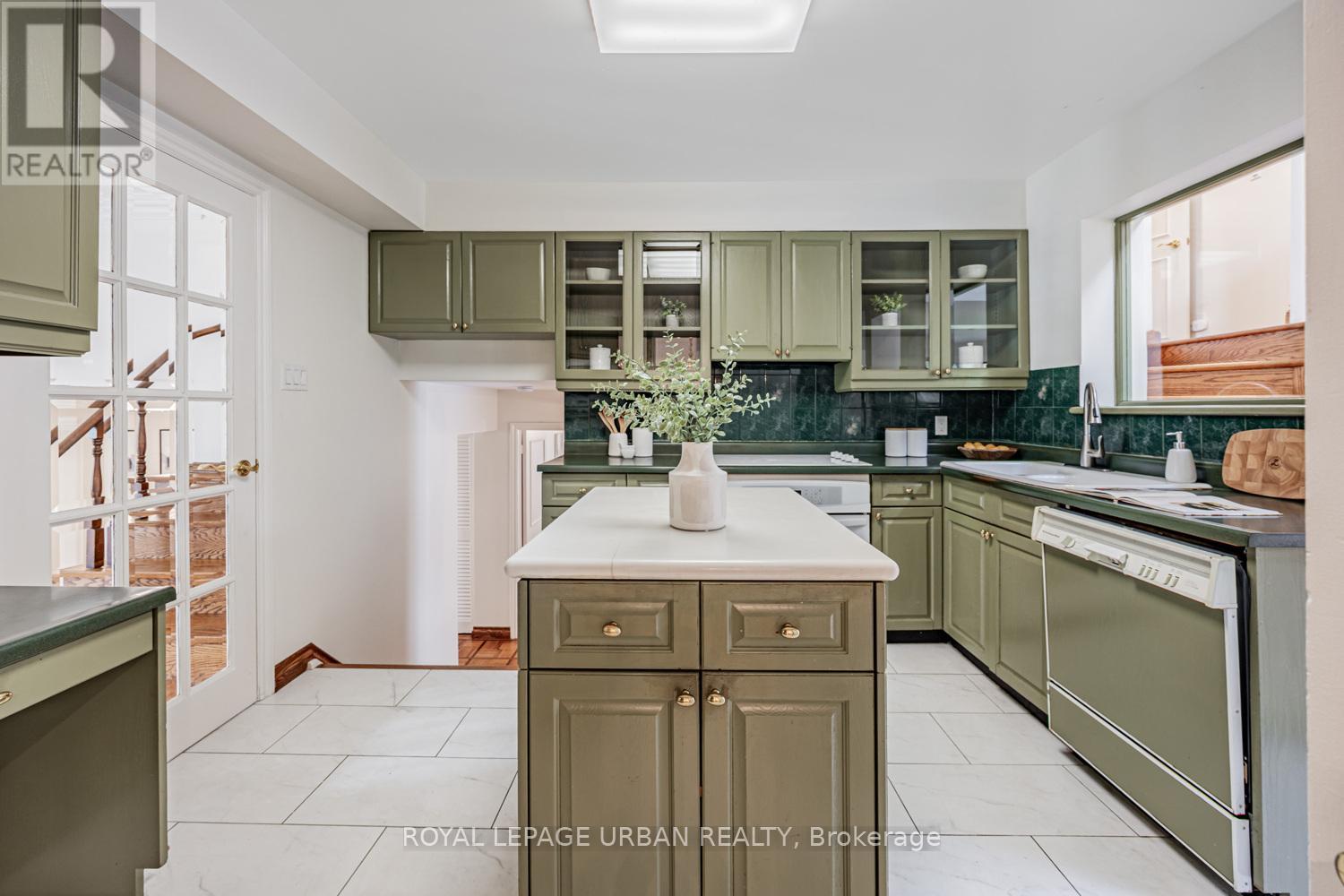 206 Sloane Avenue, Toronto, Ontario  M4A 2C6 - Photo 7 - C12460094