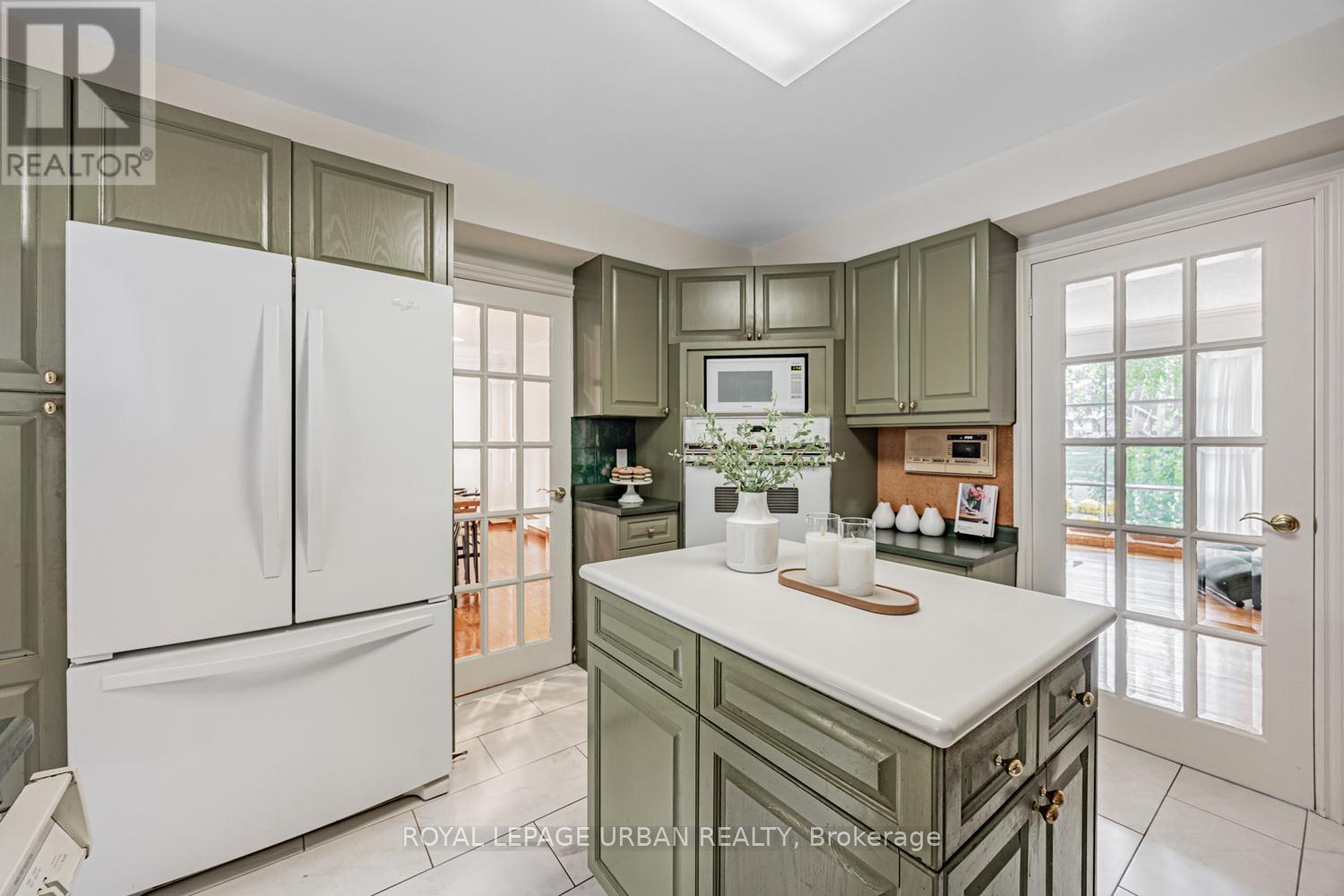 206 Sloane Avenue, Toronto, Ontario  M4A 2C6 - Photo 9 - C12460094