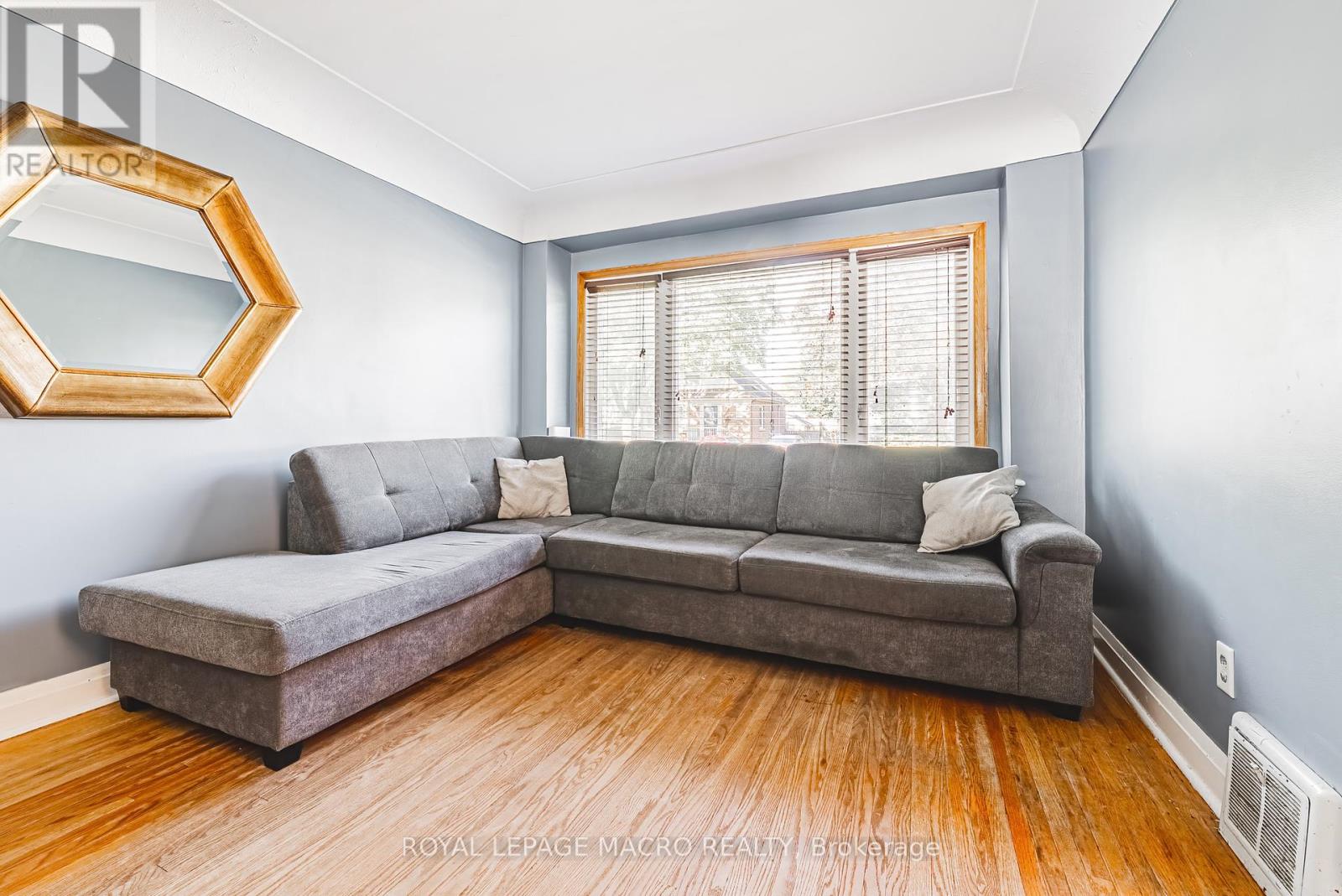 35 Ipswich Road, Hamilton, Ontario  L8K 3E8 - Photo 4 - X12459944
