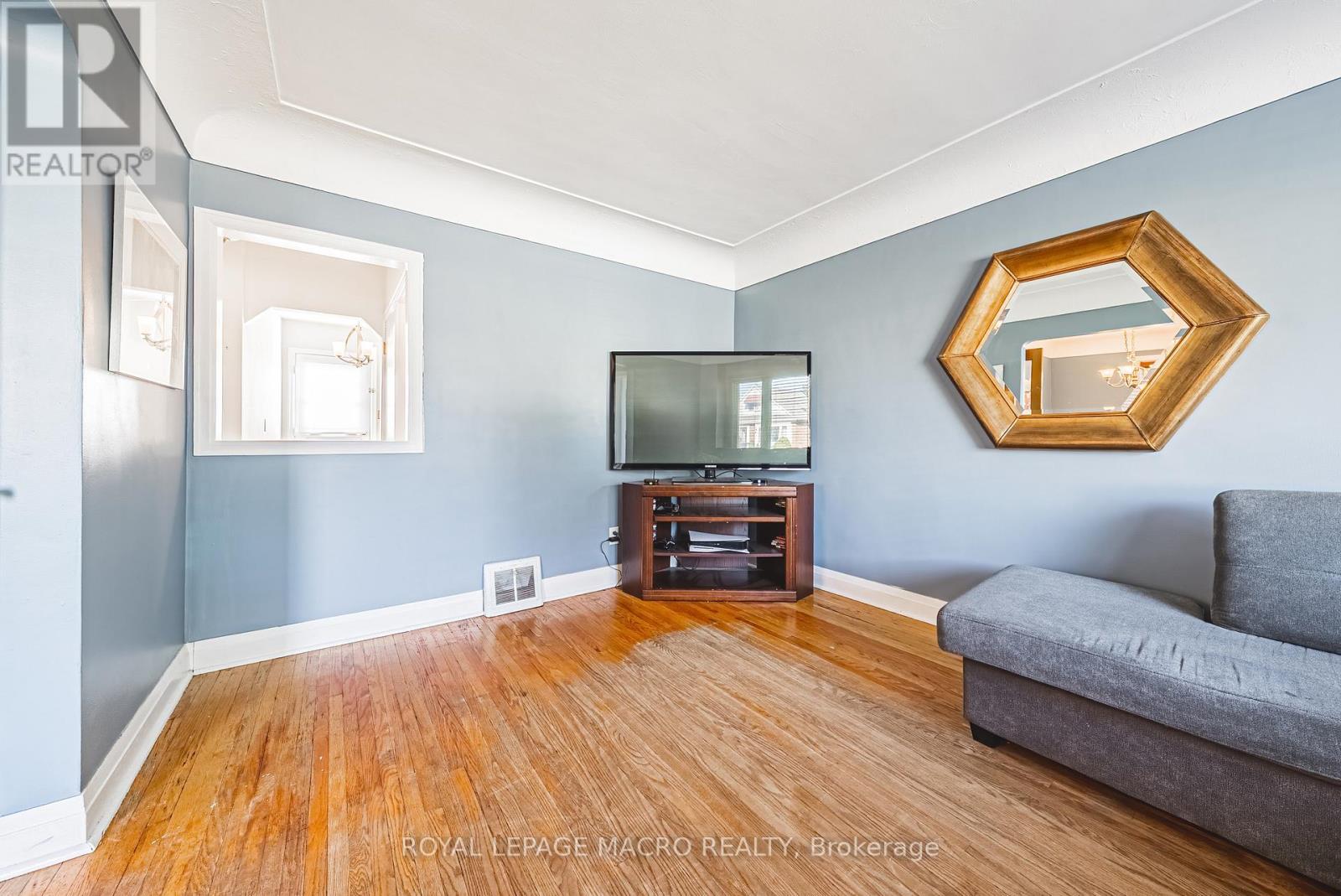 35 Ipswich Road, Hamilton, Ontario  L8K 3E8 - Photo 5 - X12459944