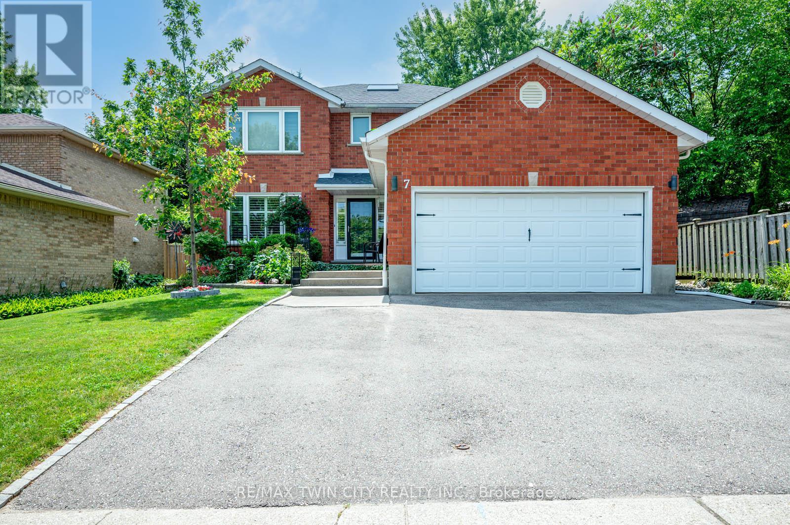 7 Chandos Drive, Kitchener, Ontario  N2A 3C2 - Photo 4 - X12459945