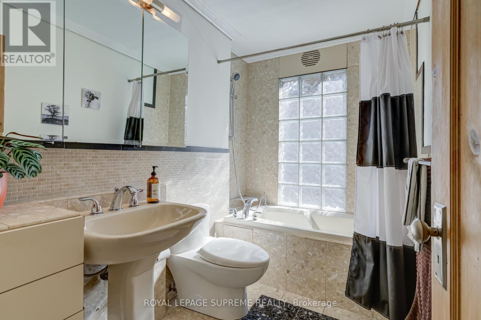 11 West Lynn Avenue, Toronto, Ontario  M4C 3V7 - Photo 18 - E12460192