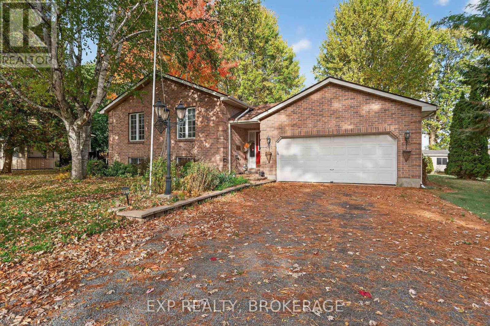 63 Southwood Crescent, Greater Napanee, Ontario  K7R 3L2 - Photo 2 - X12460160