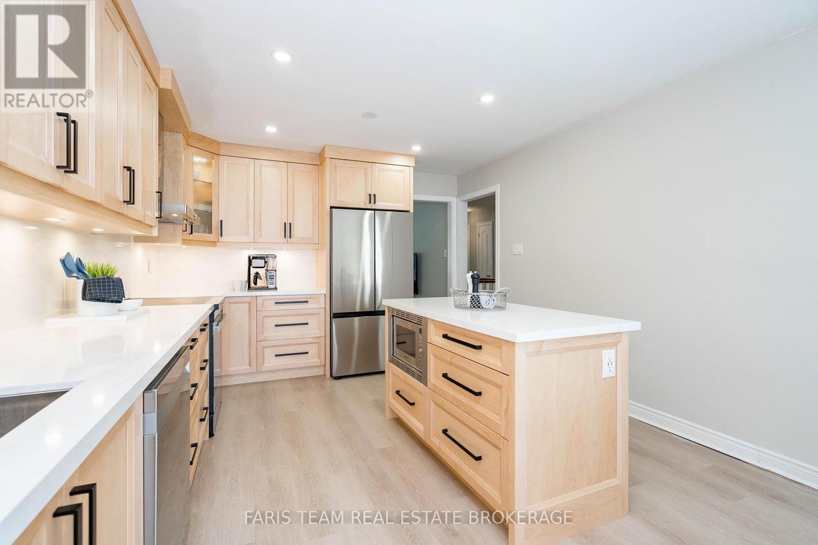 2 Forest Edge Crescent, East Gwillimbury, Ontario  L9N 1R8 - Photo 6 - N12460085