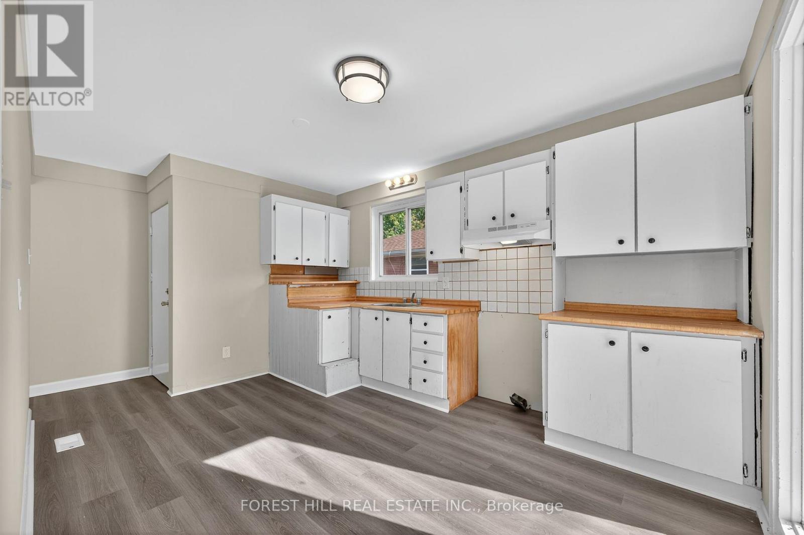 157 Septonne Avenue, Newmarket, Ontario  L3Y 2W4 - Photo 3 - N12460125