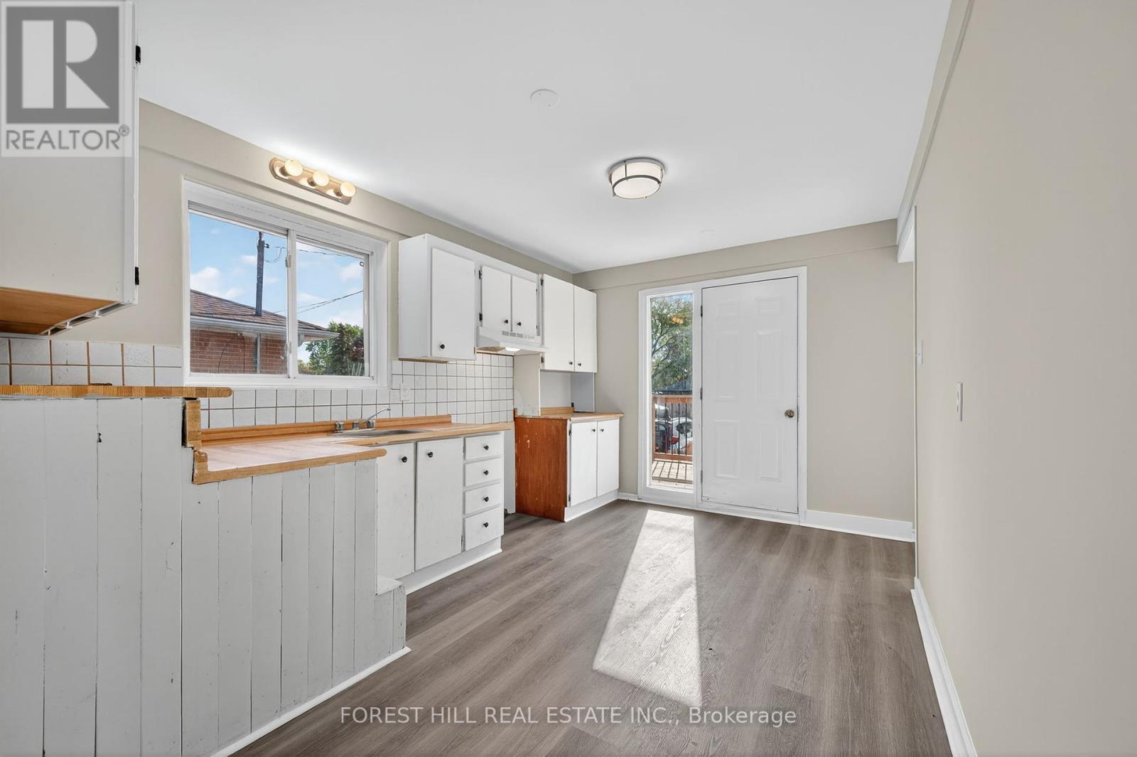 157 Septonne Avenue, Newmarket, Ontario  L3Y 2W4 - Photo 4 - N12460125
