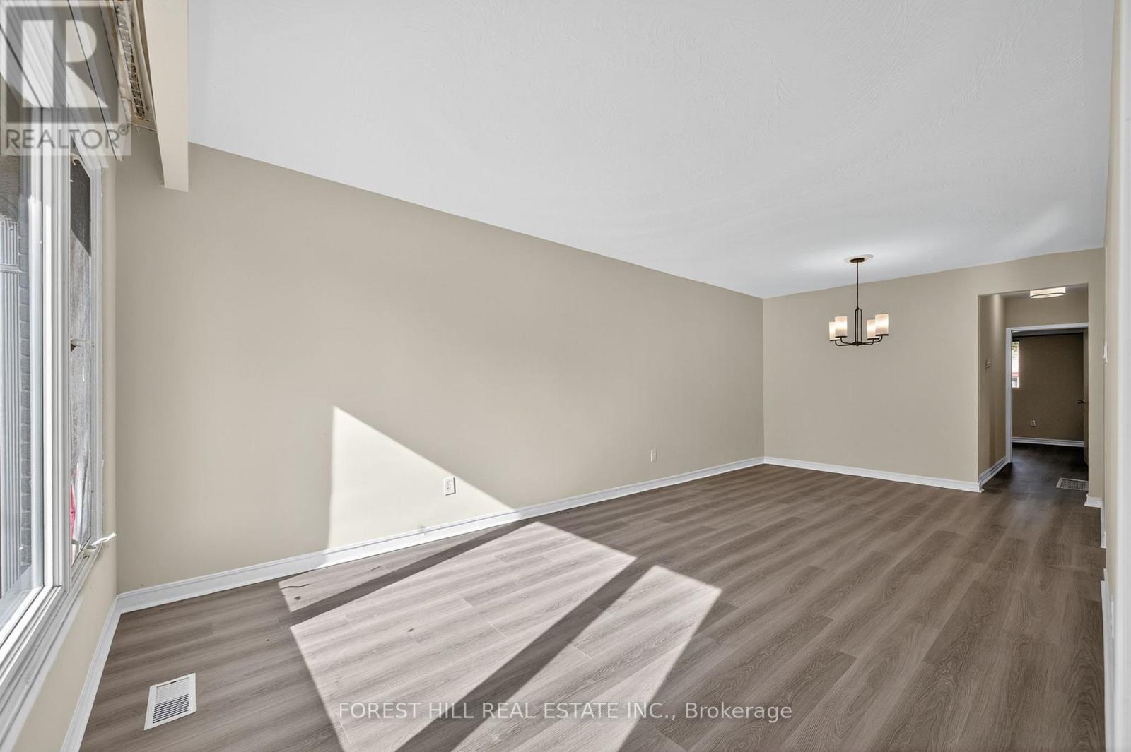 157 Septonne Avenue, Newmarket, Ontario  L3Y 2W4 - Photo 5 - N12460125