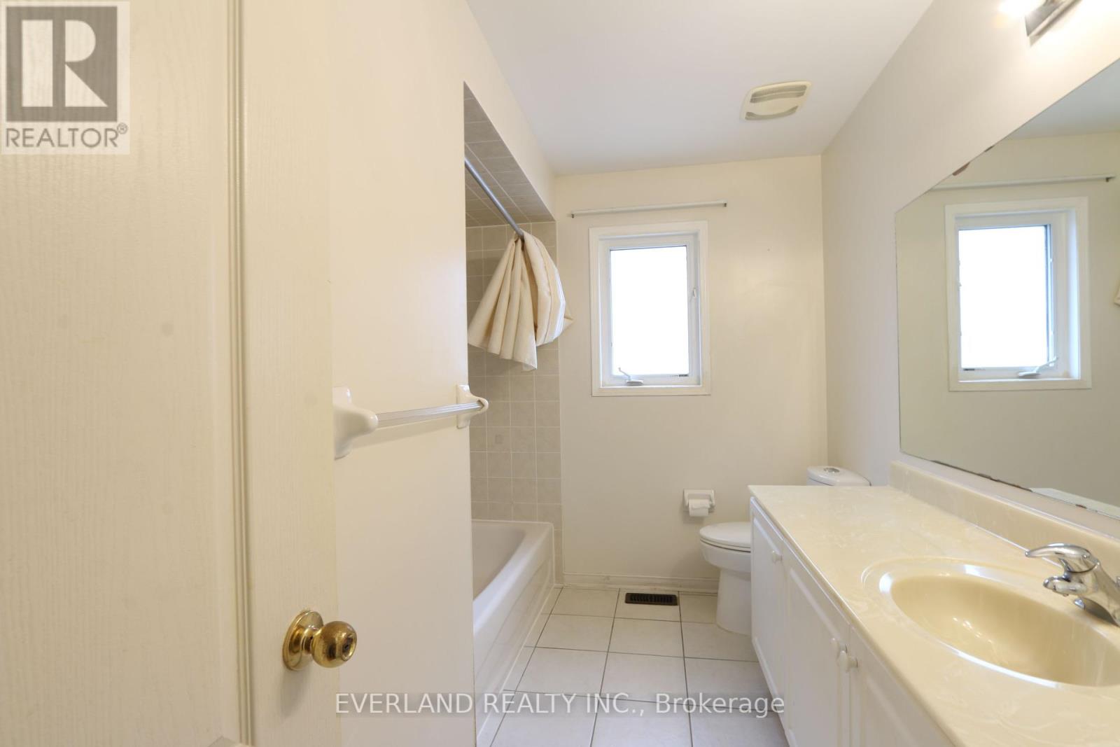 Upper - 49 Falling River Drive, Richmond Hill, Ontario  L4S 2R1 - Photo 8 - N12460148
