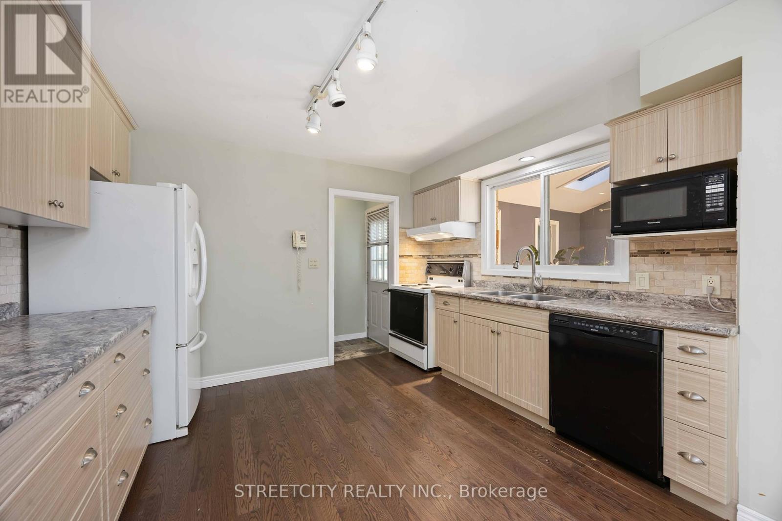 4767 St. Clair Parkway, St. Clair, Ontario  N0P 2B0 - Photo 17 - X12460306