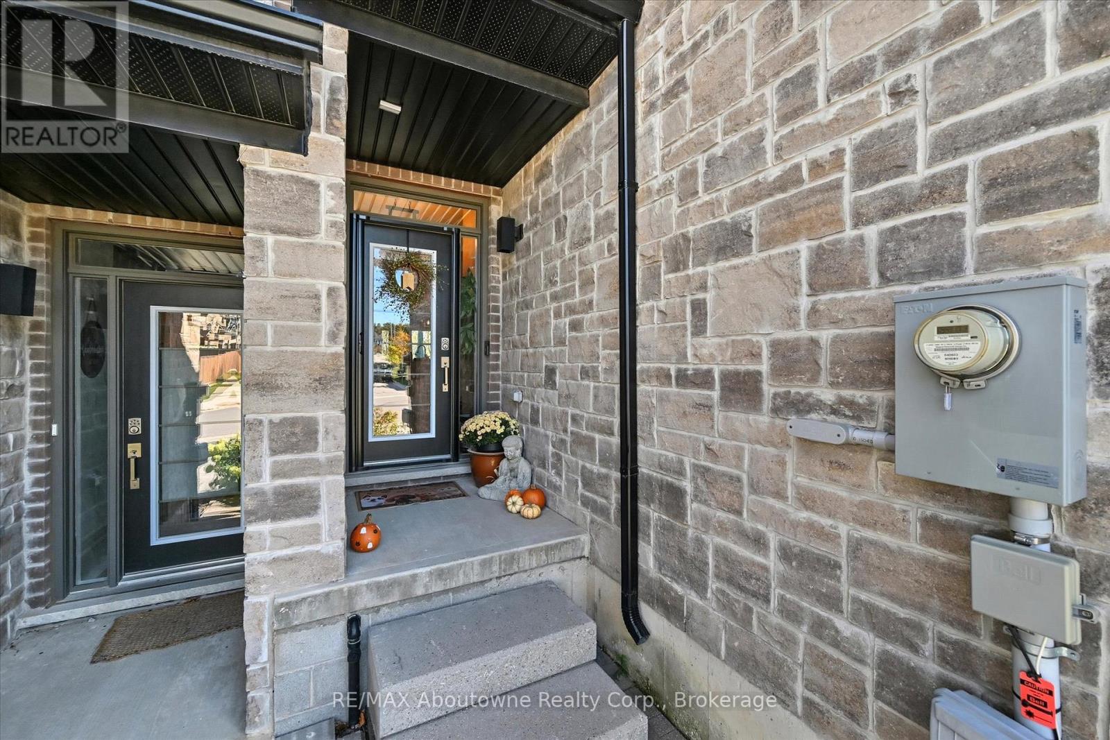 3969 Crown Street, Lincoln, Ontario  L3J 0S7 - Photo 2 - X12460255