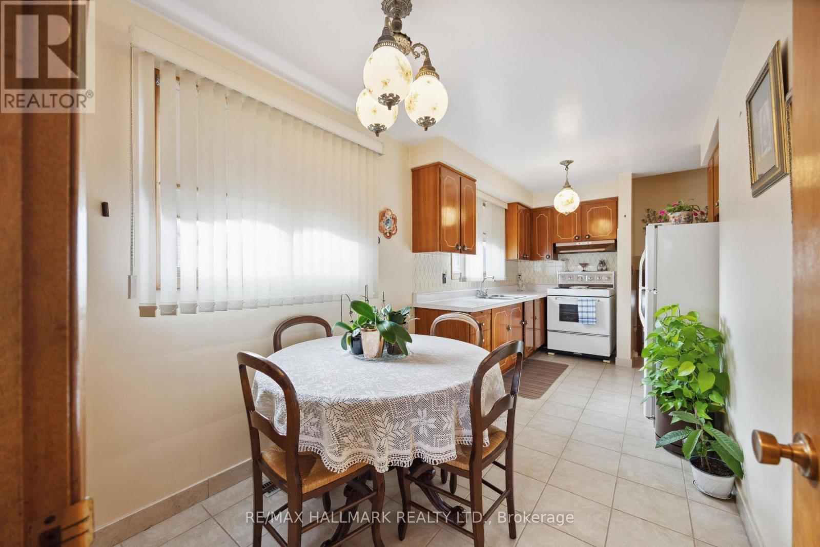23 Lockington Court, Toronto, Ontario  M9M 2C4 - Photo 4 - W12460020